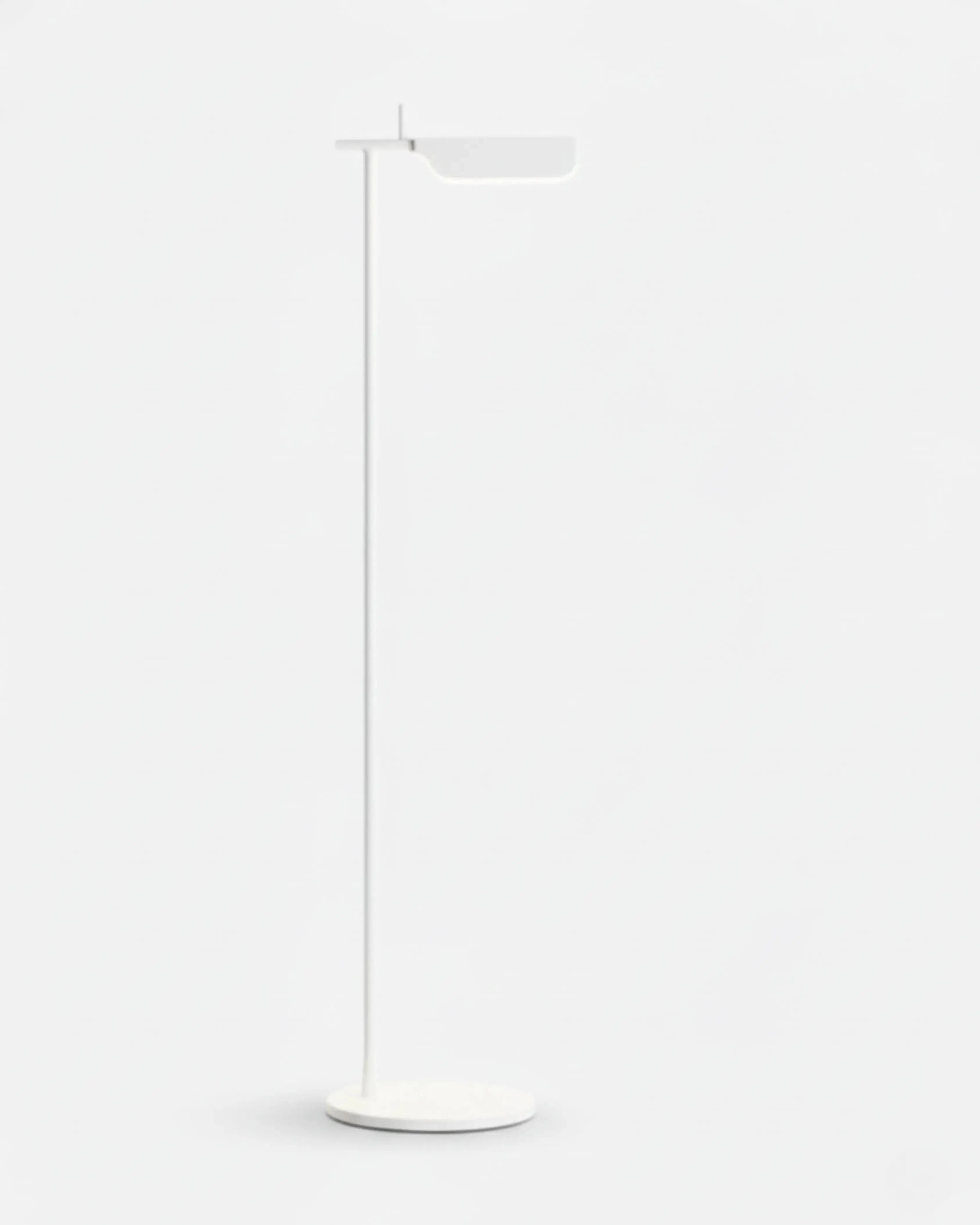 Lampadaire blanc, – modèle milo par Korven Studio.