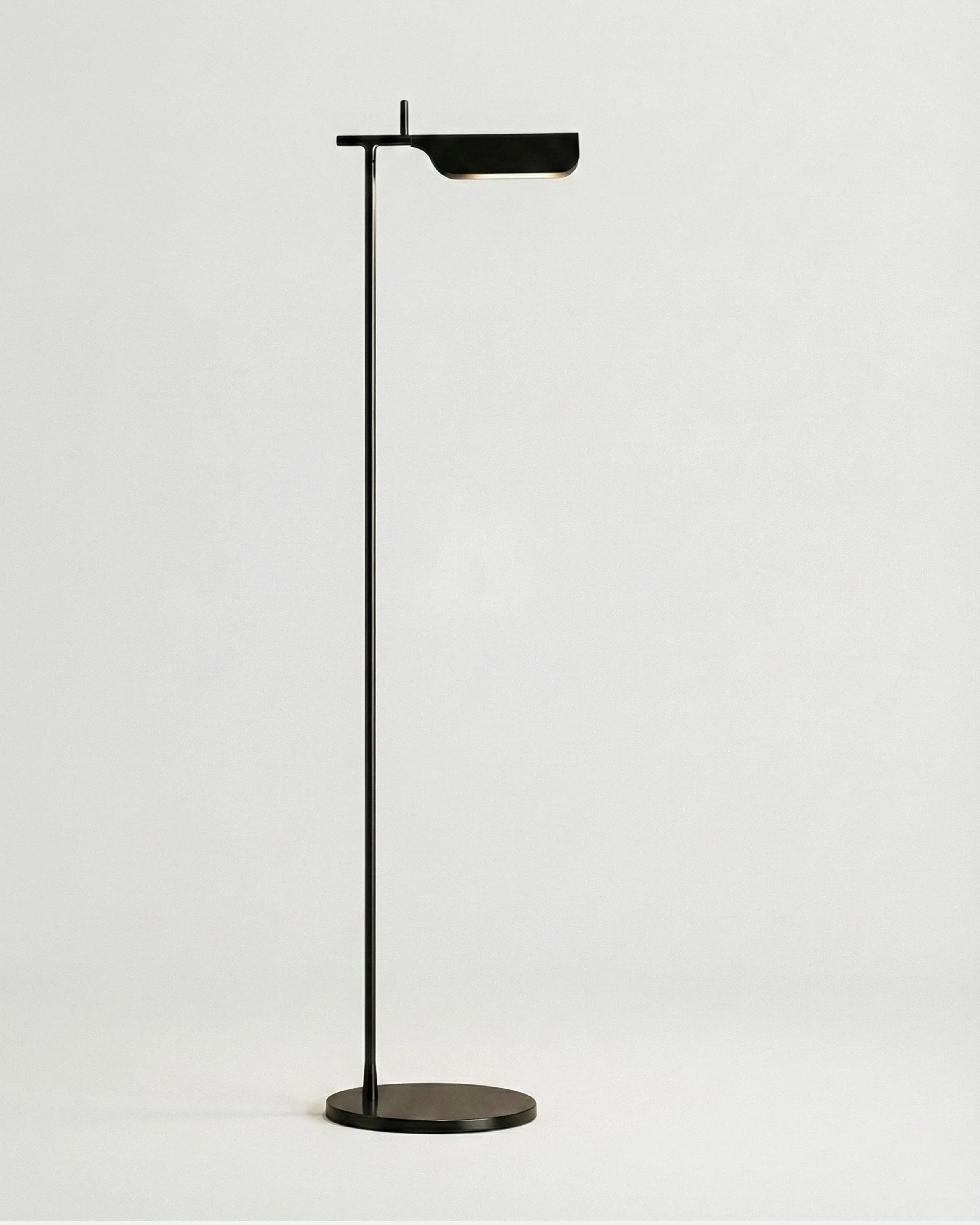 Lampadaire noir, – modèle milo par Korven Studio.