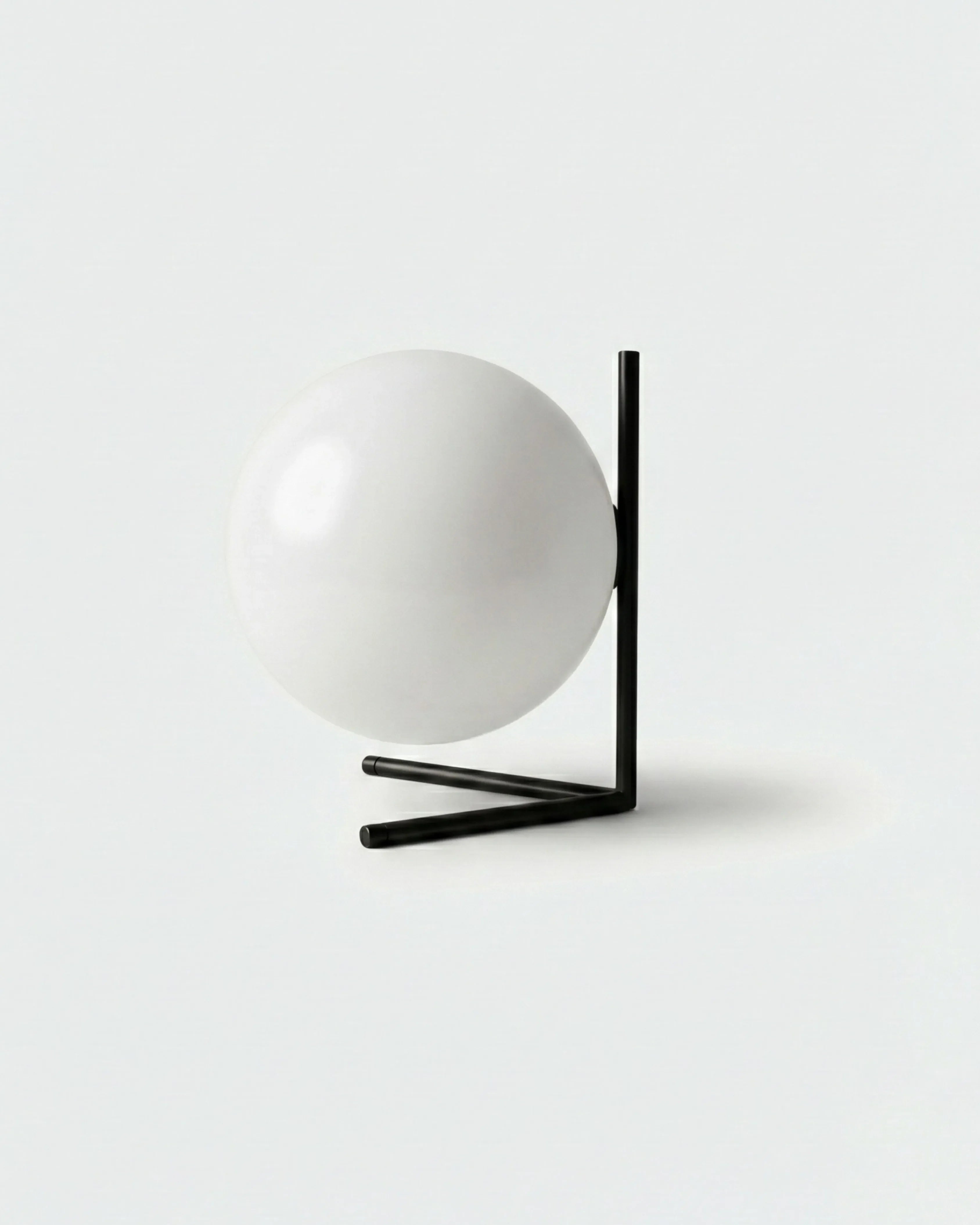 Lampe de table à poser noir, – modèle Kaen par Korven Studio.