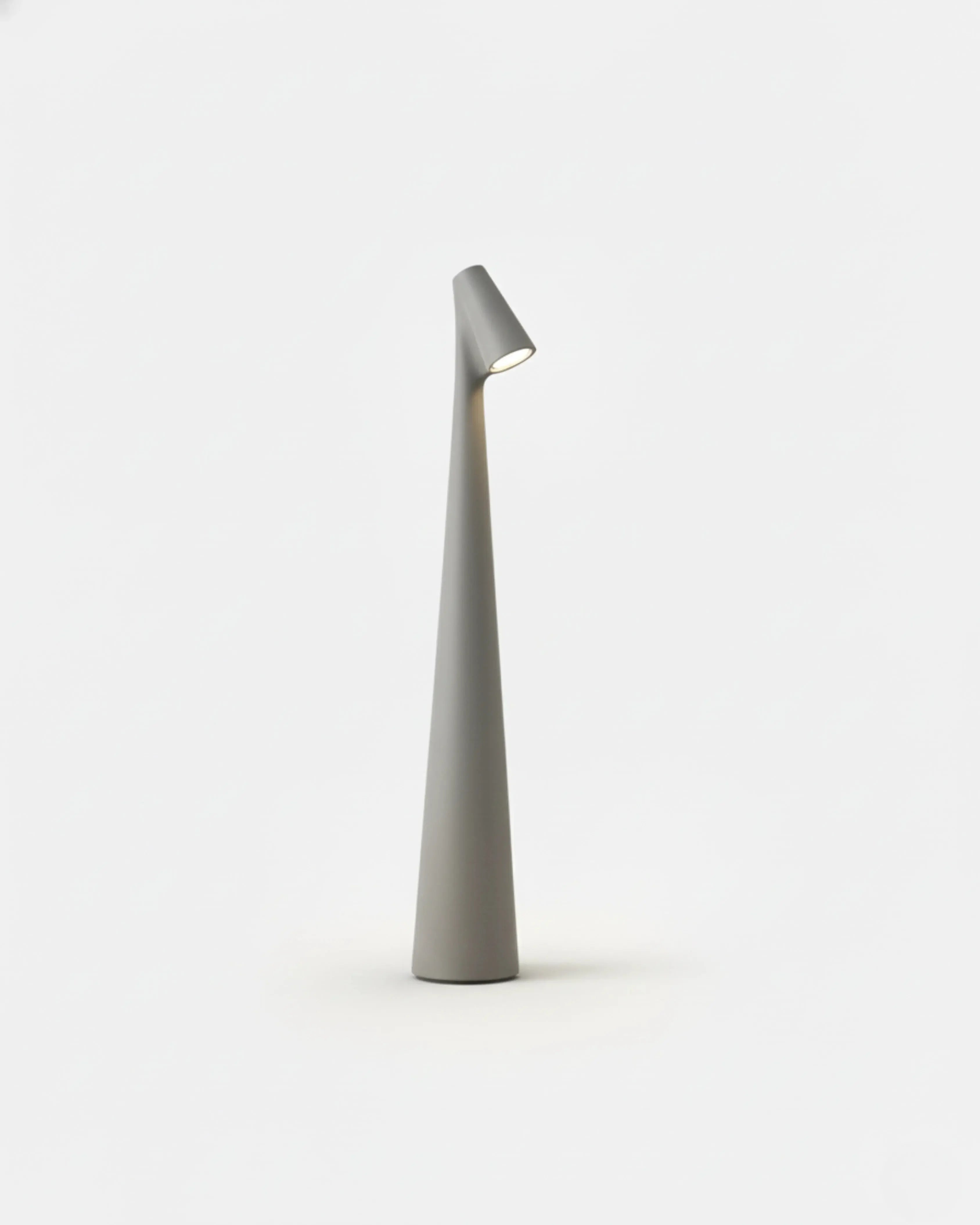 Lampe sans fil grisse rechargeable – modèle Nora par Korven Studio.