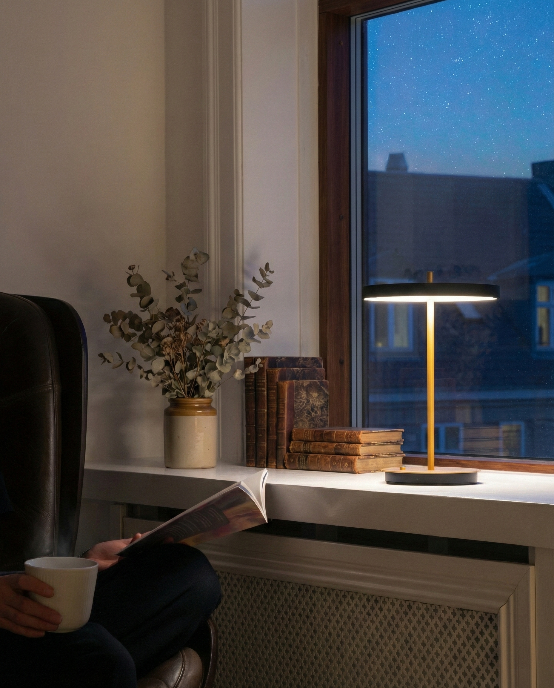 Lampe de lecture sans fil Sken LED rechargeable noire et laiton par korven studio